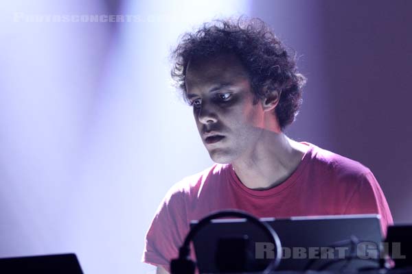 FOUR TET - 2014-06-05 - PARIS - Espace Charlie Parker - Grande Halle - 